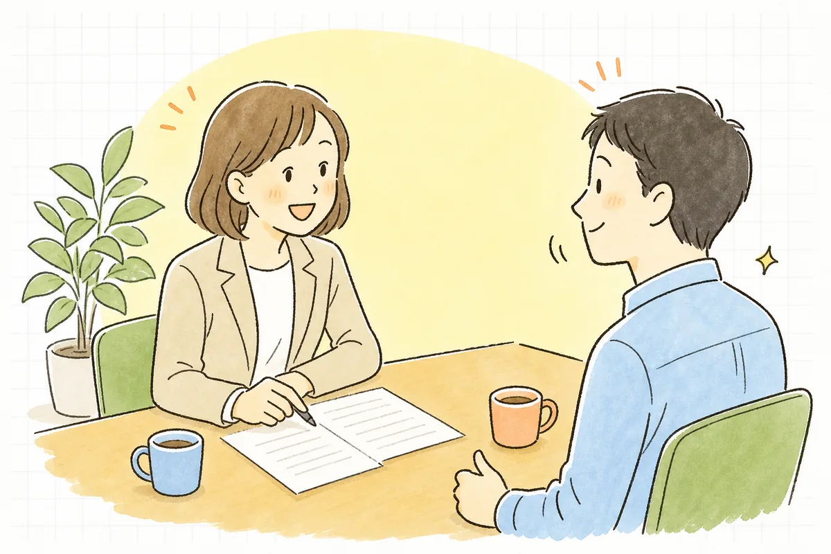 異動の内示を終えた面談室で、話を聴いてもらえた社員と向き合い、ほっとした笑顔を交わす中小企業のひとり労務担当者