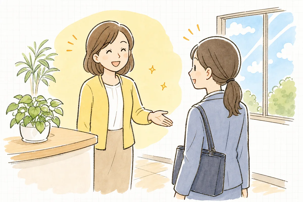 入社日を迎えた新しい社員を、事務所の入口で笑顔で迎えているひとり労務担当者